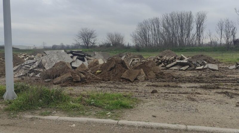 Σίνδος: 4 συλλήψεις για ρύπανση - Έθαβαν τόνους μπαζών σε χωράφια (pics)