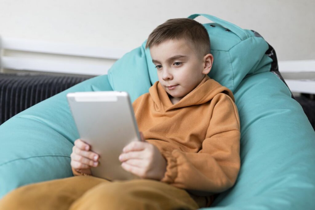 Η μεγάλη χρήση οθονών στην πρώιμη εφηβεία συνδέεται με προβλήματα ψυχικής υγείας