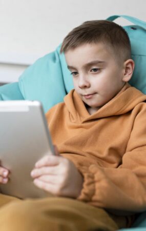 Η μεγάλη χρήση οθονών στην πρώιμη εφηβεία συνδέεται με προβλήματα ψυχικής υγείας