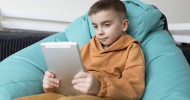 Η μεγάλη χρήση οθονών στην πρώιμη εφηβεία συνδέεται με προβλήματα ψυχικής υγείας