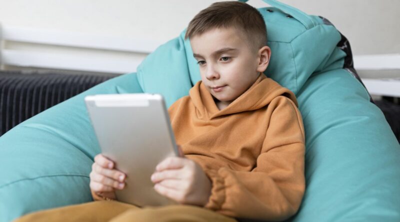 Η μεγάλη χρήση οθονών στην πρώιμη εφηβεία συνδέεται με προβλήματα ψυχικής υγείας