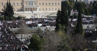 Συλλαλητήρια για τα τρία χρόνια από το σιδηροδρομικό δυστύχημα στα Τέμπη