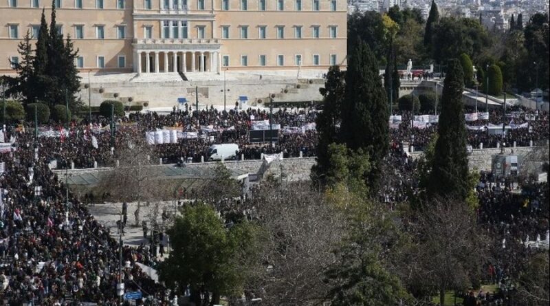 Συλλαλητήρια για τα τρία χρόνια από το σιδηροδρομικό δυστύχημα στα Τέμπη