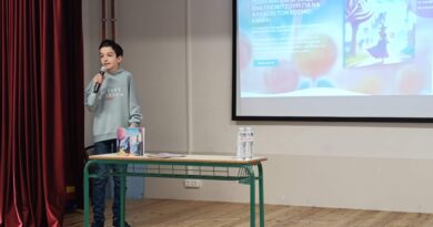 13χρονος παρουσίασε σε μαθητές του 1ου Δημοτικού Σχολείου Ωραιοκάστρου το παραμύθι που έγραψε για φιλανθρωπικό σκοπό