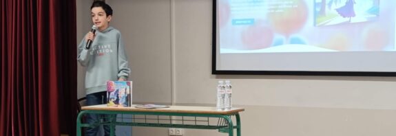 13χρονος παρουσίασε σε μαθητές του 1ου Δημοτικού Σχολείου Ωραιοκάστρου το παραμύθι που έγραψε για φιλανθρωπικό σκοπό