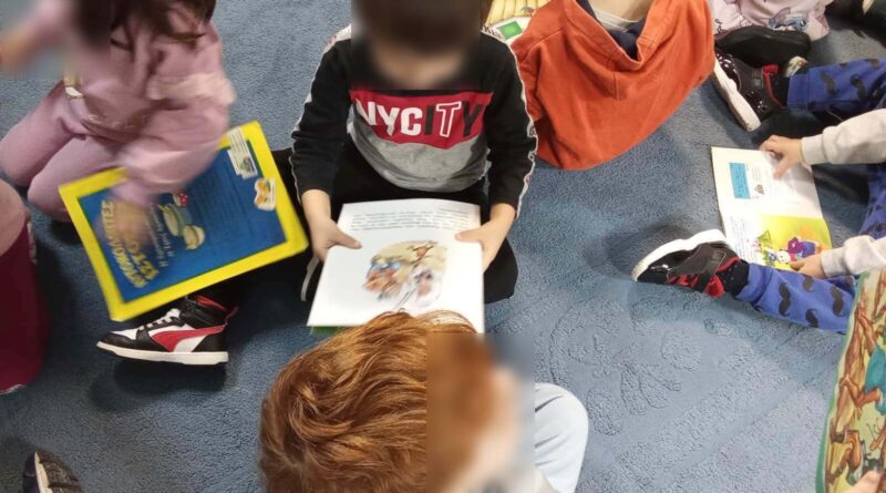 Βιβλιοπαρουσίαση για μαθητές δημοτικού σχολείου στη Δημοτική Βιβλιοθήκη Ωραιοκάστρου