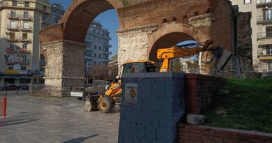 Γκρεμίστηκε το «τείχος της μουντζούρας» δίπλα από την Καμάρα