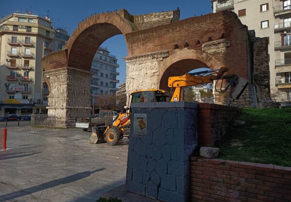 Γκρεμίστηκε το «τείχος της μουντζούρας» δίπλα από την Καμάρα