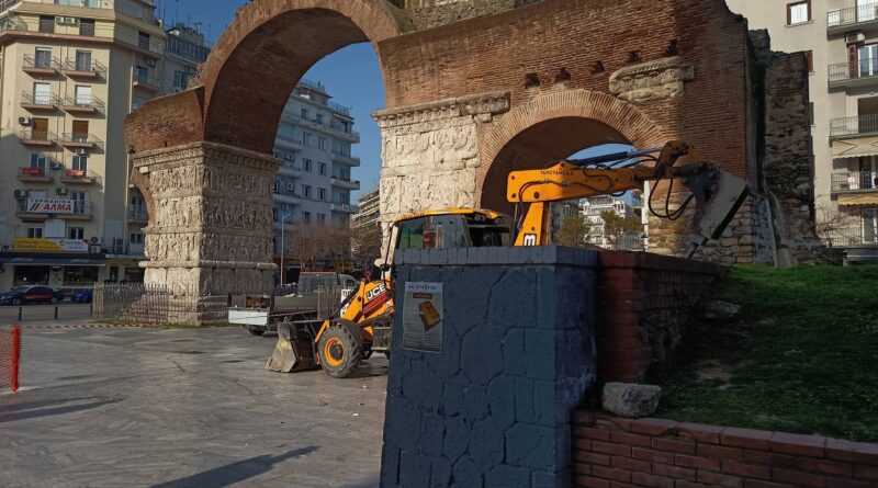 Γκρεμίστηκε το «τείχος της μουντζούρας» δίπλα από την Καμάρα