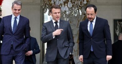 Στην Κύπρο Μητσοτάκης και Μακρόν - Συνάντηση με Χριστοδουλίδη