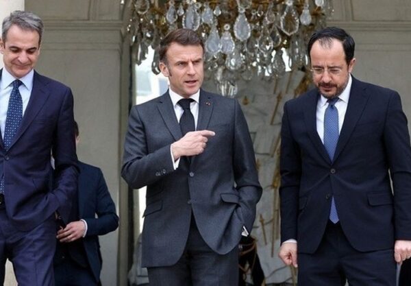 Στην Κύπρο Μητσοτάκης και Μακρόν - Συνάντηση με Χριστοδουλίδη