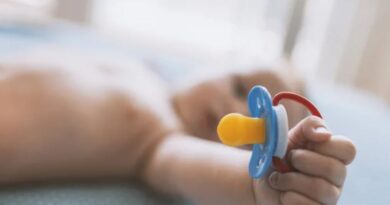 Δώστε πίσω την πιπίλα στο παιδί