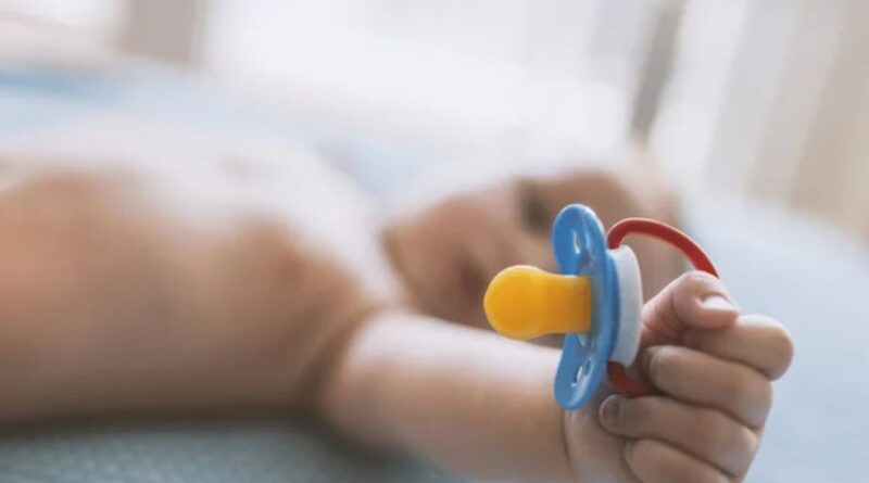 Δώστε πίσω την πιπίλα στο παιδί