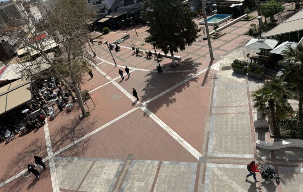 Άλλαξε όψη η κεντρική πλατεία του Ευόσμου (pic)