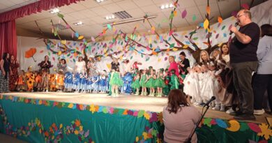 Παιδιά των παιδικών σταθμών του Δ. Ωραιοκάστρου παρουσίασαν με θεατρικά δρώμενα παιδικό βιβλίο με τη συμμετοχή του Γρ. Βαλτινού