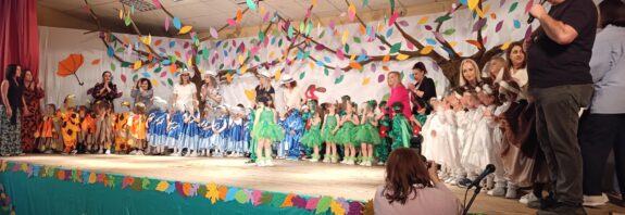 Παιδιά των παιδικών σταθμών του Δ. Ωραιοκάστρου παρουσίασαν με θεατρικά δρώμενα παιδικό βιβλίο με τη συμμετοχή του Γρ. Βαλτινού