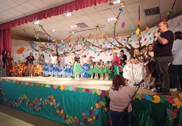 Παιδιά των παιδικών σταθμών του Δ. Ωραιοκάστρου παρουσίασαν με θεατρικά δρώμενα παιδικό βιβλίο με τη συμμετοχή του Γρ. Βαλτινού