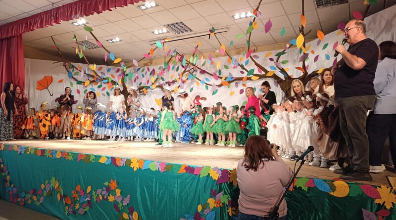 Παιδιά των παιδικών σταθμών του Δ. Ωραιοκάστρου παρουσίασαν με θεατρικά δρώμενα παιδικό βιβλίο με τη συμμετοχή του Γρ. Βαλτινού