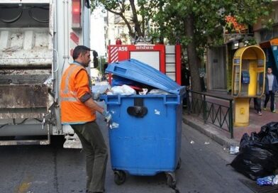 Άστεγος κοιμόταν σε κάδο σκουπιδιών-Βρέθηκε από εργαζόμενους κατά τη διάρκεια της αποκομιδής
