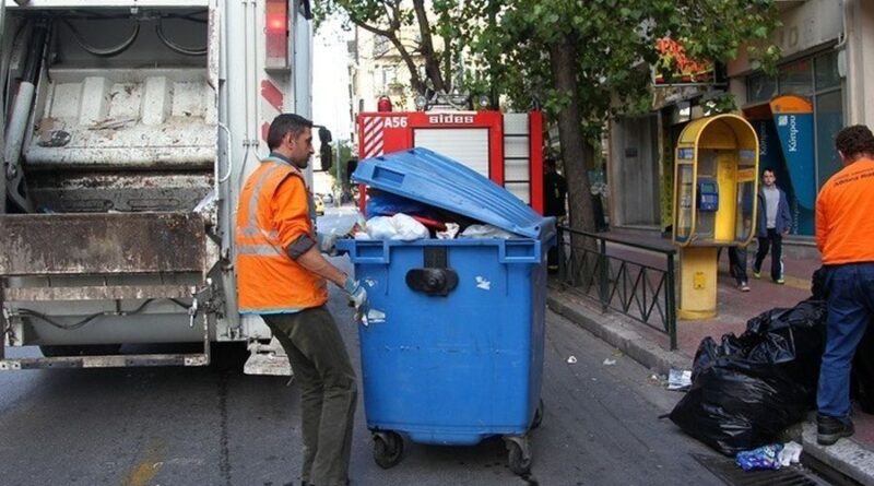 Άστεγος κοιμόταν σε κάδο σκουπιδιών-Βρέθηκε από εργαζόμενους κατά τη διάρκεια της αποκομιδής