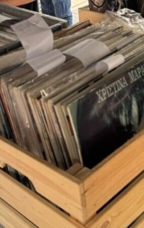 Λάτρεις και συλλέκτες βρήκαν βινύλια «θησαυρούς» και χόρεψαν υπό τους ήχους των djs