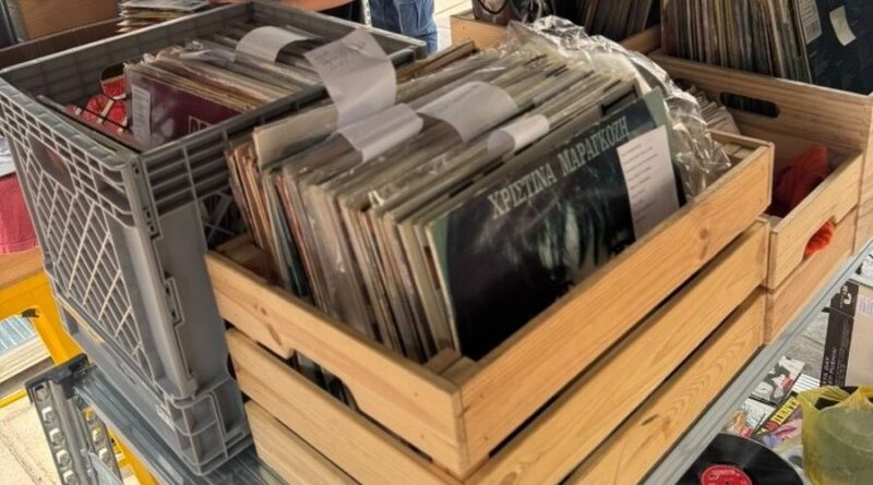 Λάτρεις και συλλέκτες βρήκαν βινύλια «θησαυρούς» και χόρεψαν υπό τους ήχους των djs