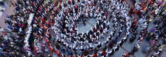Από ήχους παραδοσιακής μουσικής και εξακόσιους χορευτές γέμισε η πλατεία Ευόσμου
