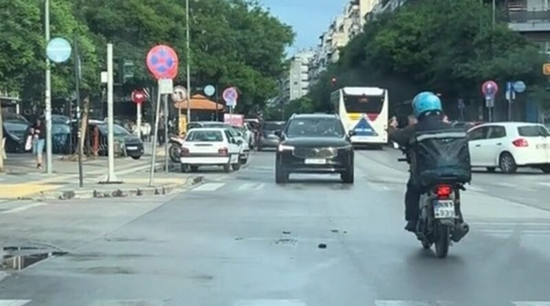 Απίστευτο video από τη Θεσσαλονίκη – Θηριώδες τζιπ κινείται ανάποδα σε κεντρικό δρόμο!