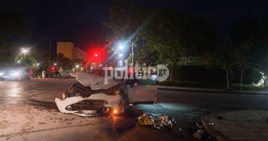 Σφοδρή σύγκρουση στην Καλαμαριά μετά από παραβίαση STOP – Όχημα κατέληξε σε θάμνους (pics)