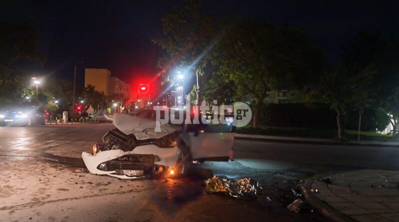 Σφοδρή σύγκρουση στην Καλαμαριά μετά από παραβίαση STOP – Όχημα κατέληξε σε θάμνους (pics)