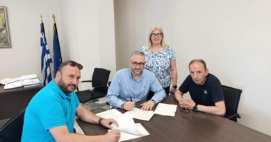 Δ. Ωραιοκάστρου: Υπογράφηκαν οι συμβάσεις για την ανάπλαση τριών πλατειών και την ανακατασκευή του γηπέδου στον Δρυμό