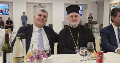 Τα κοινά παιδικά τους βιώματα θυμήθηκαν ο Λευτέρης Αλεξανδρίδης και ο Αρχιεπίσκοπος Αμερικής, Ελπιδοφόρος
