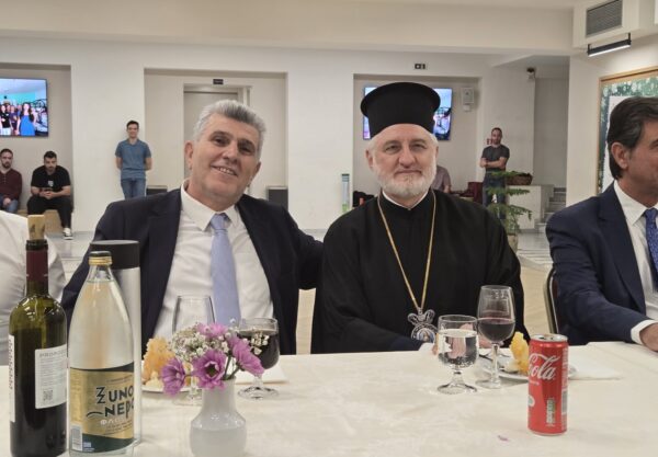 Τα κοινά παιδικά τους βιώματα θυμήθηκαν ο Λευτέρης Αλεξανδρίδης και ο Αρχιεπίσκοπος Αμερικής, Ελπιδοφόρος