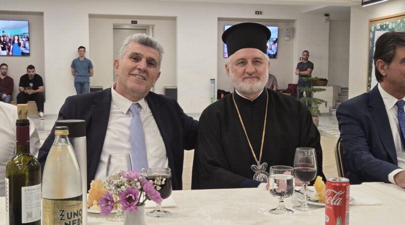 Τα κοινά παιδικά τους βιώματα θυμήθηκαν ο Λευτέρης Αλεξανδρίδης και ο Αρχιεπίσκοπος Αμερικής, Ελπιδοφόρος