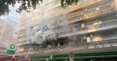 Θεσσαλονίκη: Φωτιά σε διαμέρισμα πάνω από βενζινάδικο – Απεγκλωβίστηκαν δύο άτομα (video)