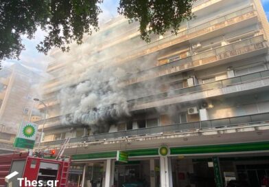 Θεσσαλονίκη: Φωτιά σε διαμέρισμα πάνω από βενζινάδικο – Απεγκλωβίστηκαν δύο άτομα (video)