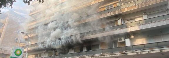 Θεσσαλονίκη: Φωτιά σε διαμέρισμα πάνω από βενζινάδικο – Απεγκλωβίστηκαν δύο άτομα (video)