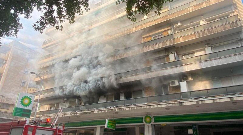 Θεσσαλονίκη: Φωτιά σε διαμέρισμα πάνω από βενζινάδικο – Απεγκλωβίστηκαν δύο άτομα (video)