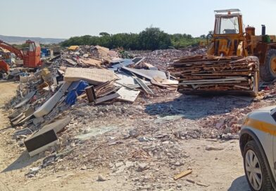 Καλοχώρι: Τρεις συλλήψεις για ρύπανση και... βουνά από μπάζα - Εταιρεία λειτουργούσε με πλαστή άδεια