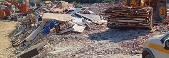 Καλοχώρι: Τρεις συλλήψεις για ρύπανση και... βουνά από μπάζα - Εταιρεία λειτουργούσε με πλαστή άδεια