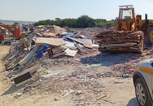 Καλοχώρι: Τρεις συλλήψεις για ρύπανση και... βουνά από μπάζα - Εταιρεία λειτουργούσε με πλαστή άδεια