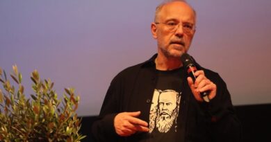 "Καρφιά" Αυγερινού κατά Καρυστιανού - Αποχώρηση από εκπρόσωπος Τύπου με αιχμές για "φυτευτούς συμβουλάτορες"
