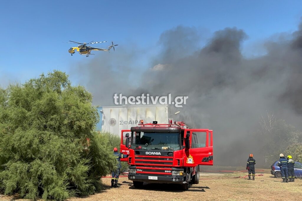 Μεγάλη φωτιά στο Καλοχώρι - Καίγεται επιχείρηση, ήχησε το 112 (vid)