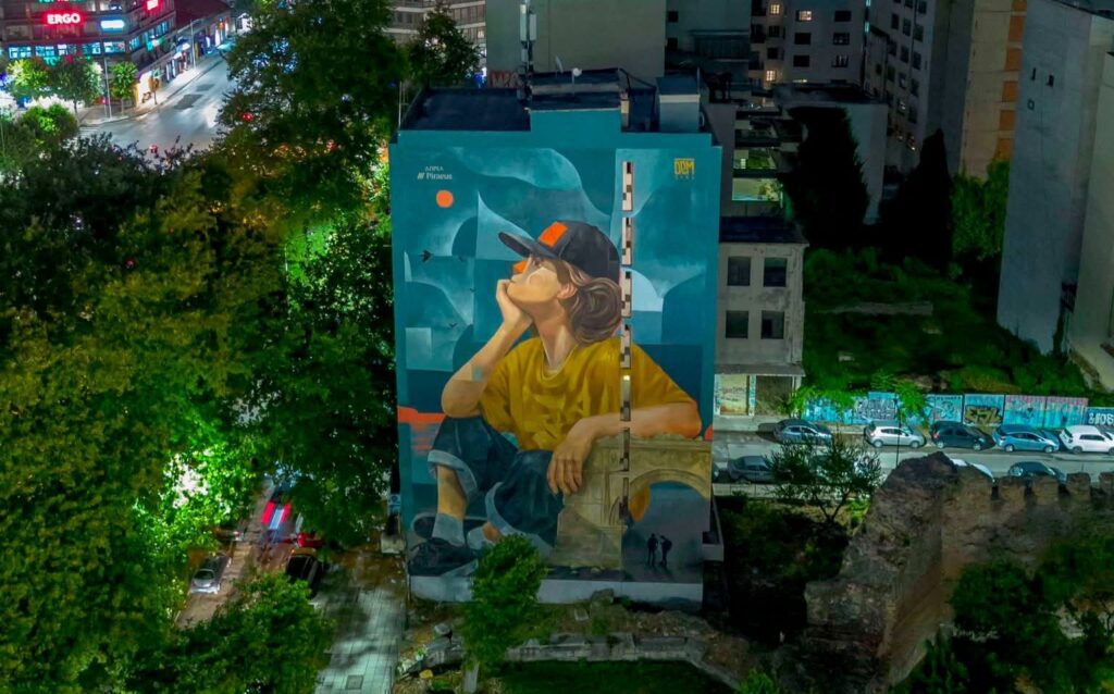 Σημείο αναφοράς το φωτισμένο mural στην πλατεία Δημοκρατίας (pic)
