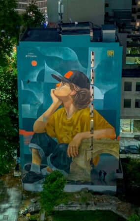 Σημείο αναφοράς το φωτισμένο mural στην πλατεία Δημοκρατίας (pic)