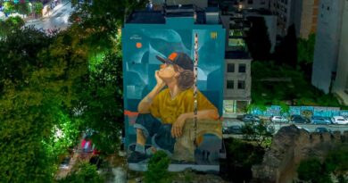 Σημείο αναφοράς το φωτισμένο mural στην πλατεία Δημοκρατίας (pic)