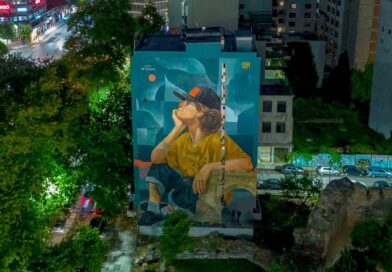 Σημείο αναφοράς το φωτισμένο mural στην πλατεία Δημοκρατίας (pic)