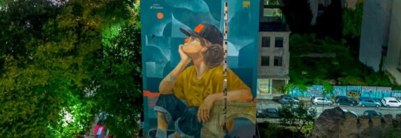 Σημείο αναφοράς το φωτισμένο mural στην πλατεία Δημοκρατίας (pic)