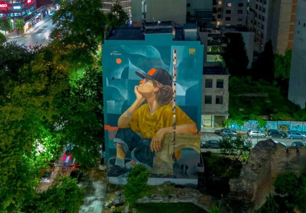 Σημείο αναφοράς το φωτισμένο mural στην πλατεία Δημοκρατίας (pic)