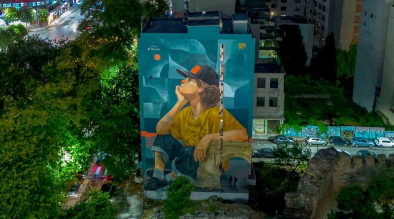 Σημείο αναφοράς το φωτισμένο mural στην πλατεία Δημοκρατίας (pic)